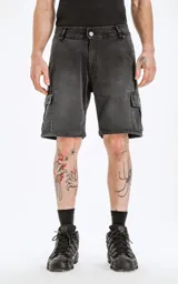Bermuda de denim negra con corte a la rodilla, estilo cargo con bolsillos laterales y traseros con solapa. Diseño clásico de cinco bolsillos y ruedo desflecado. Confeccionada en denim rígido 100% algodón.