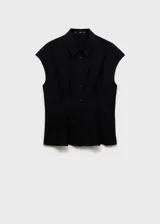 Camisa negra con cuello camisero, manga corta y pinzas en la cintura.