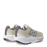 Championes de running New Balance modelo Fresh Foam 520 para mujer, color beige claro con detalles en gris oscuro y rosado. Presentan malla tejida en el upper, logo 'N' lateral en gris, entresuela blanca con tecnología Fresh Foam y suela exterior en tono rosado con motas.