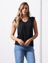 Remera negra de modal con escote en V y aplique de puntilla en mangas y escote. Detalle fruncido en hombros.
