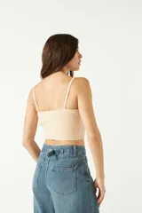 Top tejido color marrón con escote corazón y espalda recta.