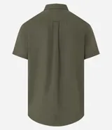 Camisa de hombre de manga corta en lino color blanco, con cuello clásico, botonadura frontal y bolsillo de parche en el pecho. Corte recto.