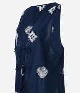 Salida de playa tipo bata larga sin mangas, color azul marino, con bordado laise de caracolas y lazo delantero. Confeccionada en algodón BCI.