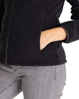 Buzo polar negro de poliéster con cierre frontal completo, cuello alto, bolsillos laterales y bolsillo reflectante con cierre en la manga izquierda.