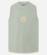Musculosa masculina color verde menta, con efecto desteñido (stone wash) y estampado circular en la espalda con el texto "Soul Body Mind" y un mapa del mundo en el centro.