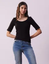 Remera negra de tejido rib, con cuello redondo y mangas cortas.
