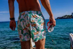 Short de baño estampado con hojas de ginkgo biloba en tonos verde y naranja, con cintura elástica y bolsillo trasero con etiqueta de la marca Von Braun.