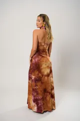 Vestido largo marrón con estampado batik, escote recto, tajo lateral y lazo para atar al cuello.