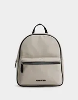 Mochila color gris con detalles en negro, de cuerina con correas regulables, manija superior, cierre superior, bolsillo frontal con cierre, tag de metal y bolsillos laterales.