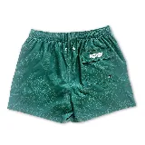 Short de baño verde con estampado de hojas en blanco. Tiene cintura elástica con cordón ajustable y logo de la marca en la pierna izquierda.