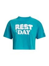 Remera corta Under Armour color gris oscuro con estampado frontal de la frase "REST DAY" en letras blancas con borde difuminado.