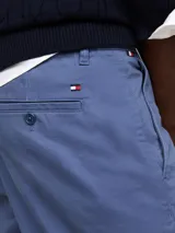 Pantalón chino celeste de corte cónico, confeccionado en satén de algodón elástico.