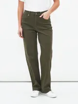 Pantalón jean de corte recto color verde oliva, con tiro alto y bolsillos delanteros y traseros.