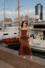 Vestido largo de breteles finos color marrón chocolate, confeccionado en tela suave y elastizada, con tajo lateral.