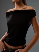 Top negro con escote off-shoulder y corte ajustado.