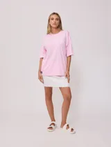 Remera negra de algodón con corte oversize y cuello redondo.
