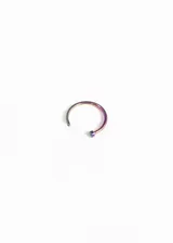 Piercing de acero quirúrgico hipoalergénico, color plateado con reflejos tornasolados. Aro abierto para nariz o labio.