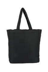 Bolso negro tipo tote bag con diseño acolchado y logo de la marca en el centro.