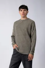 Buzo de hombre de corte oversize confeccionado en tela waffle de algodón con proceso de teñido acid en color borgoña.