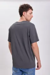Remera gris oscuro de manga corta con cuello redondo y estampado en relieve con texto "INF Space Expands".