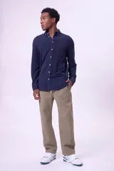 Pantalón de corte recto color caqui, con bolsillos laterales y traseros.