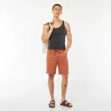 Musculosa negra de canalé con cuello redondo.