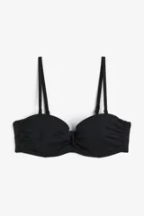 Top de bikini balconette negro con aros y breteles ajustables extraíbles. Modelo con copas acolchadas que realzan y moldean el busto, y cierre de metal en la espalda. Forrado.