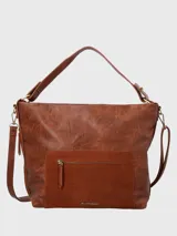 Cartera hobo de cuero sintético color marrón con bolsillo frontal con cierre y logo de la marca. Tiene correa de hombro y correa larga extraíble.