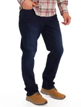 Pantalón de jean azul oscuro, corte recto, tiro medio, con cierre de botón y cremallera.