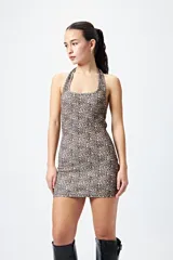 Vestido corto negro de punto acanalado, con escote halter y espalda descubierta.