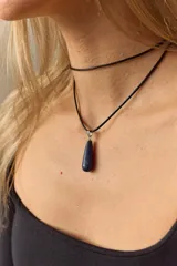 Gargantilla doble con choker de cuero negro y collar con dije de piedra natural marrón en forma de gota con engarce de acero quirúrgico hipoalergénico y tiento negro.