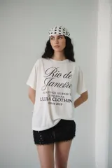 Remera blanca de algodón con estampado de texto "Rio de Janeiro" y "Lucha Clothin".