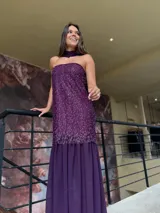 Vestido largo de fiesta color violeta, con escote strapless, cuerpo ajustado con lentejuelas y falda de gasa con caída fluida. Incluye chal del mismo color.