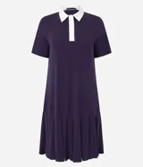 Vestido corto azul marino de rib de viscosa, con cuello polo blanco contrastante y mangas cortas.