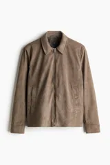 Campera marrón con cuello clásico y cierre frontal. Tiene bolsillos insertados al bies con botón a presión, bolsillo interior y botón en los puños. Corte estándar y forro interior.