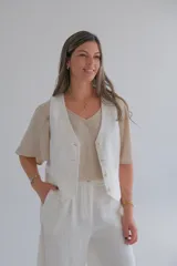 Blusa beige de mangas cortas con volados y escote en V.