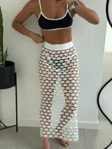 Pollera larga de crochet color blanco con abertura lateral.