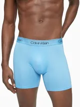 Pack de tres bóxer de microfibra stretch en tonos azul marino, celeste y azul. Todos tienen cintura elástica con el logo de Calvin Klein.