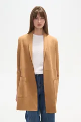 Tapado largo color camel, de manga larga y corte holgado, con solapa tipo chal y bolsillos frontales.