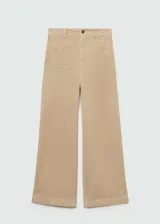 Pantalón culotte de pana color beige, tiro alto, con cierre de cremallera y botón, trabillas, dos bolsillos de parche delanteros y dos traseros.