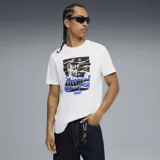 Remera blanca de algodón con estampado fotográfico en blanco, negro y azul, y logo de Puma en el frente.