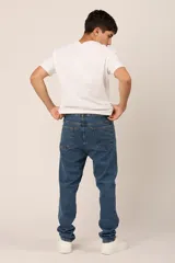 Pantalón de jean azul de corte recto, con bolsillos delanteros y traseros.