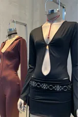 Body negro de mangas largas con escote profundo y abertura en el abdomen.