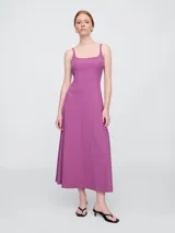 Vestido midi negro con breteles finos y corte ajustado.