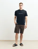 Bermuda de gabardina color marrón con bolsillos cargo laterales y bolsillos traseros con solapa.