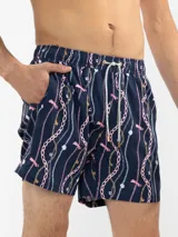 Short de baño azul marino con estampado de cadenas doradas, plateadas y rosadas.