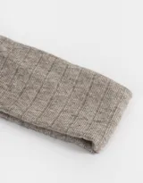 Vincha ancha de 9,5 cm de ancho, color gris topo, tejida con diseño acanalado.