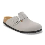 Zuecos Birkenstock modelo Boston Big Buckle, color gris claro, con hebilla grande plateada y plantilla anatómica de corcho y látex.