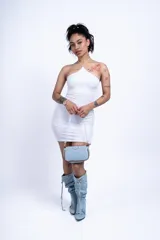 Vestido corto negro ajustado al cuerpo, con escote halter y tiras finas.