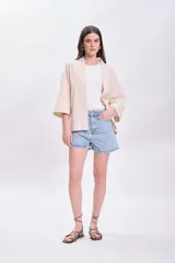 Short de jean de tiro alto, color celeste claro, con bolsillos delanteros y traseros.